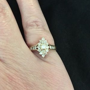 14K YELLOW GOLD DIAMOND CLUSTER RING